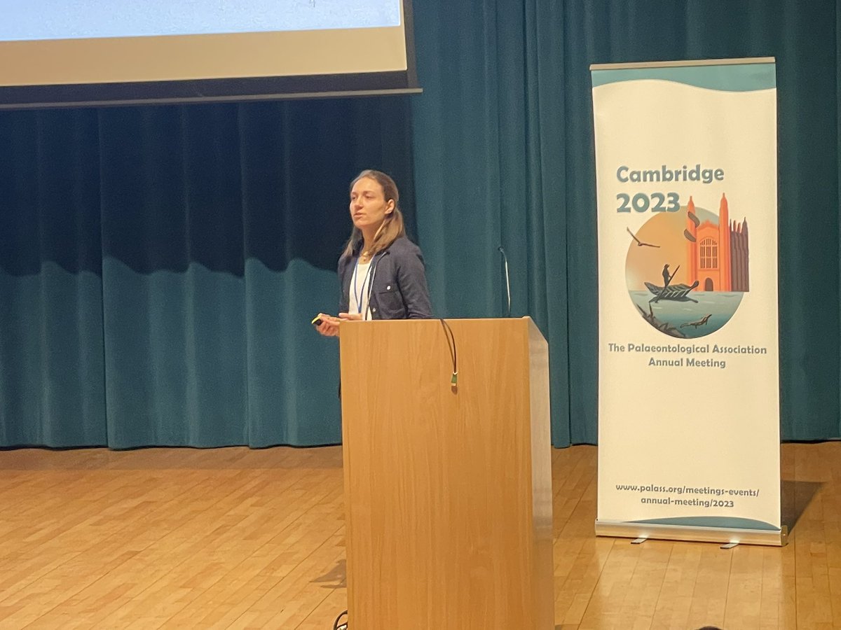 Ming_tfk27's tweet photo. My friend @EileenStraube formerly from @PaleoFAU absolutely rocking it at #PalAss23 talking about extinction risk and geographic range loss, in a giant packed auditorium! https://t.co/bVvgEavoTG