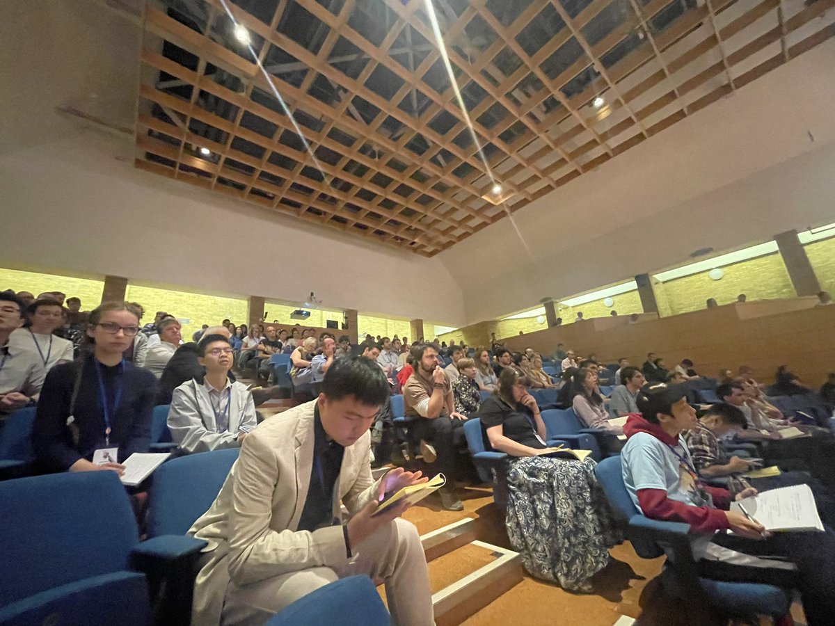Ming_tfk27's tweet photo. My friend @EileenStraube formerly from @PaleoFAU absolutely rocking it at #PalAss23 talking about extinction risk and geographic range loss, in a giant packed auditorium! https://t.co/bVvgEavoTG