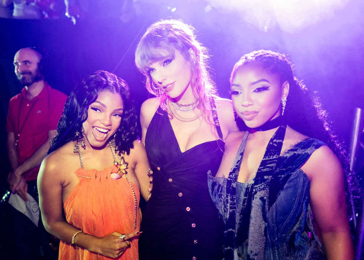 NosyBuzzer's tweet photo. #MTVVMAs 2023: Lots of A-List artistes Host: #NickiMinaj
#rema #selenagomez #taylorswift #icespice suki #straykids #VMAs #MTV #afrobeats #haileybailey #chloebailey #shakira pinkvenom best cardi meg #lilnasx #blackpink #dojacat #demilovato #moonbin #trending #justintimbalake VMA https://t.co/EfbKqPtKQ0