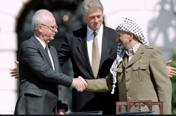 Je venais d’avoir 18 ans. Je croyais la paix  toute proche. Naïveté ? Bêtise ? Ou ‘plus bel argument de ma jeunesse’ ? 30 ans ont passé depuis cette photo. Les gens vieillissent, meurent, sont parfois assassinés. Pourvu que les rêves et hist. d’amour connaissent un autre destin…