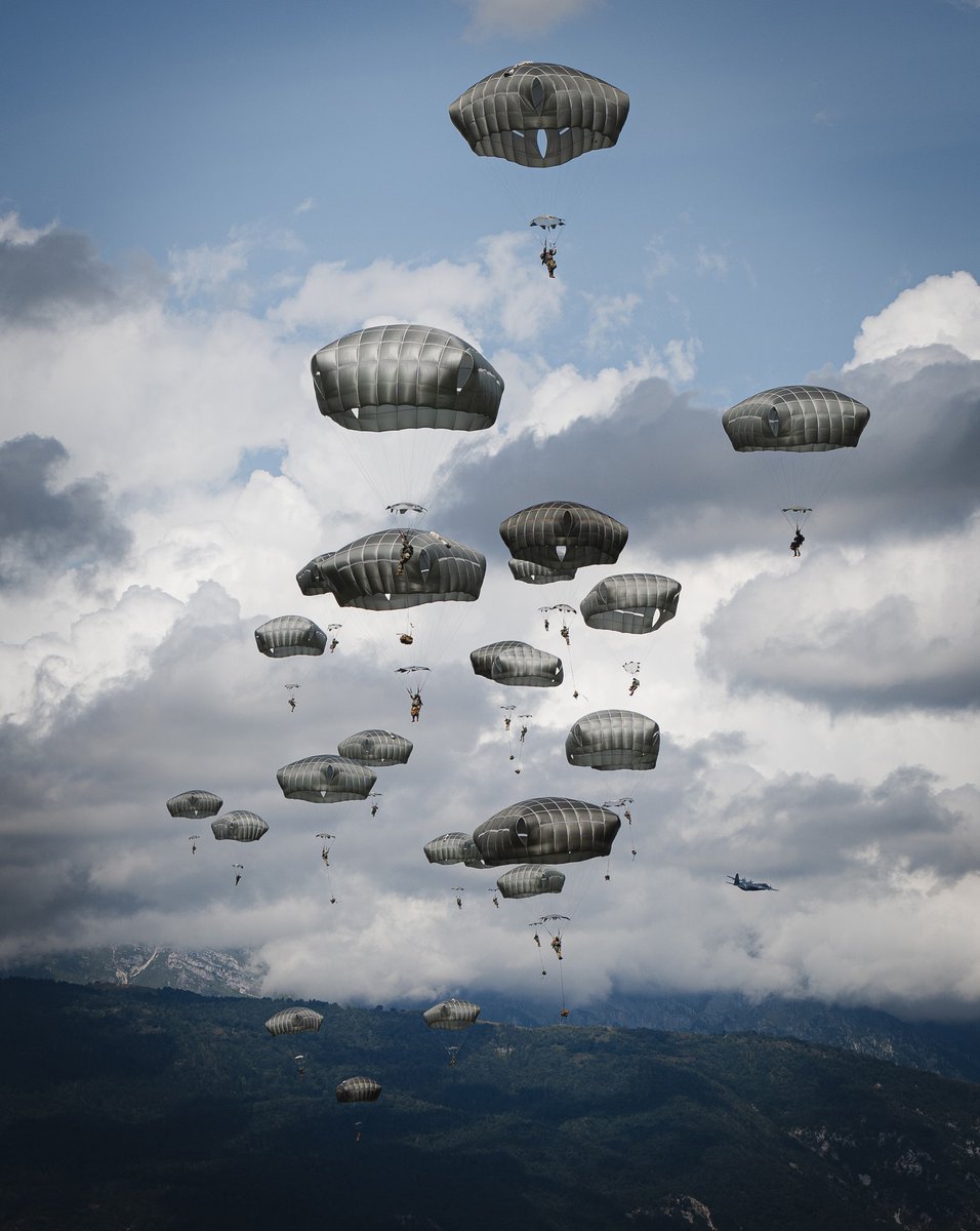 EmanuelaHDS's tweet photo. Pordenone, 31 agosto 2023, #Italy
"Sky #Soldiers Conduct #Airborne #Operation On Frida Drop Zone. 173rd Airborne Brigade"
Photo: Sgt Mariah Yvette Gonzalez https://t.co/vGIyvwGG1f