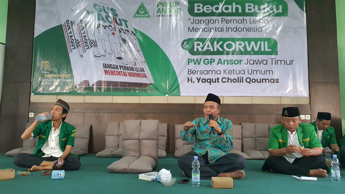 pwansorjatim's tweet photo. Bedah Buku "Jangan Pernah Lelah Mencintai Indonesia" dan Rakorwil Pimpinan Wilayah Gerakan Pemuda Ansor Jawa Timur bersama Ketua Umum Pimipinan Pusat Gerakan Pemuda Ansor H. Yaqut Cholil Qoumas

#RakorwilAnsorJatim https://t.co/D4CCz7li5G