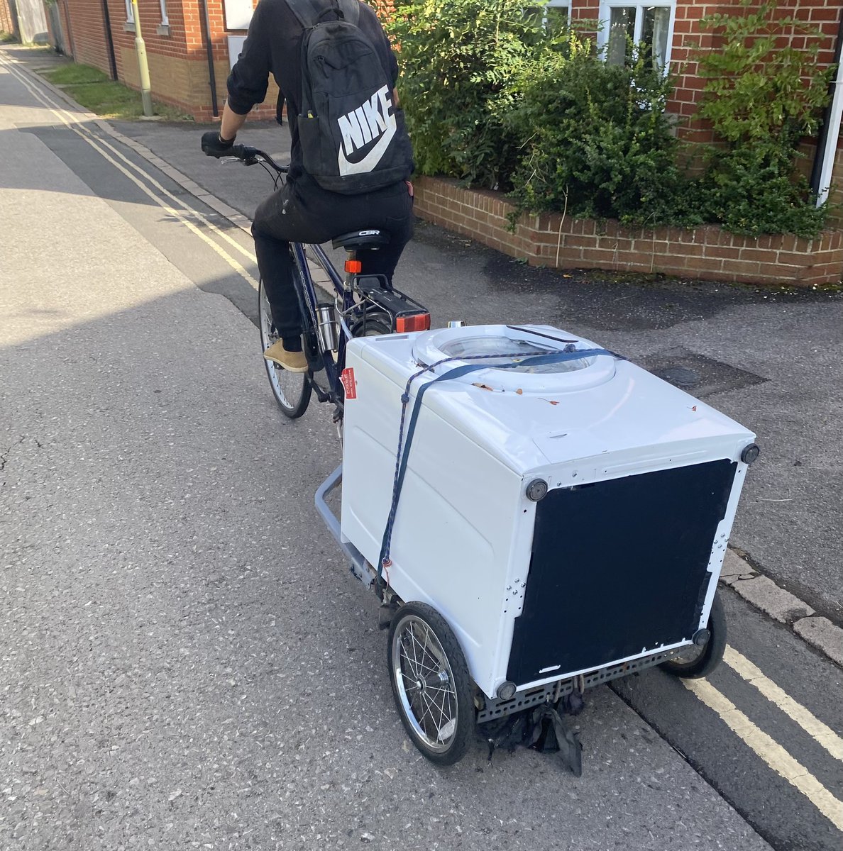 You can’t carry a washing machine on a bicycl… Oh. 

Spotted in #Oxford #quaxing #carryshitolympics