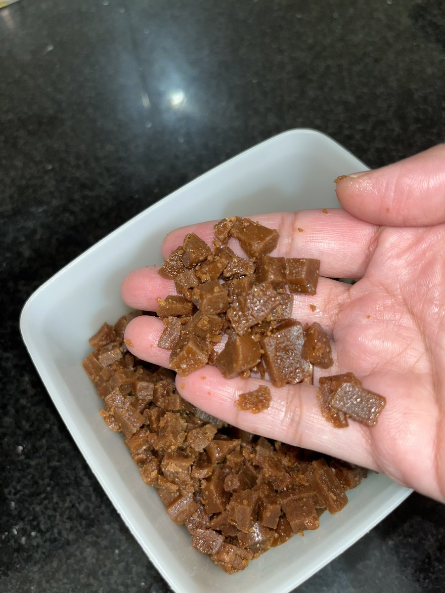SpoiledByCocoa's tweet photo. Home made Two Ingredients Toffee Chunks😋
Use them as a snack or in my Almond Cake or Blueberry Crumble Muffins🤌
Cake Recipe : https://t.co/iMHIrbGTRv
Muffin Recipe: https://t.co/dybDKk63vB

#dessert #baking #Food #Foodie #cake #sweet #foodblogger https://t.co/m8IyZqulYF