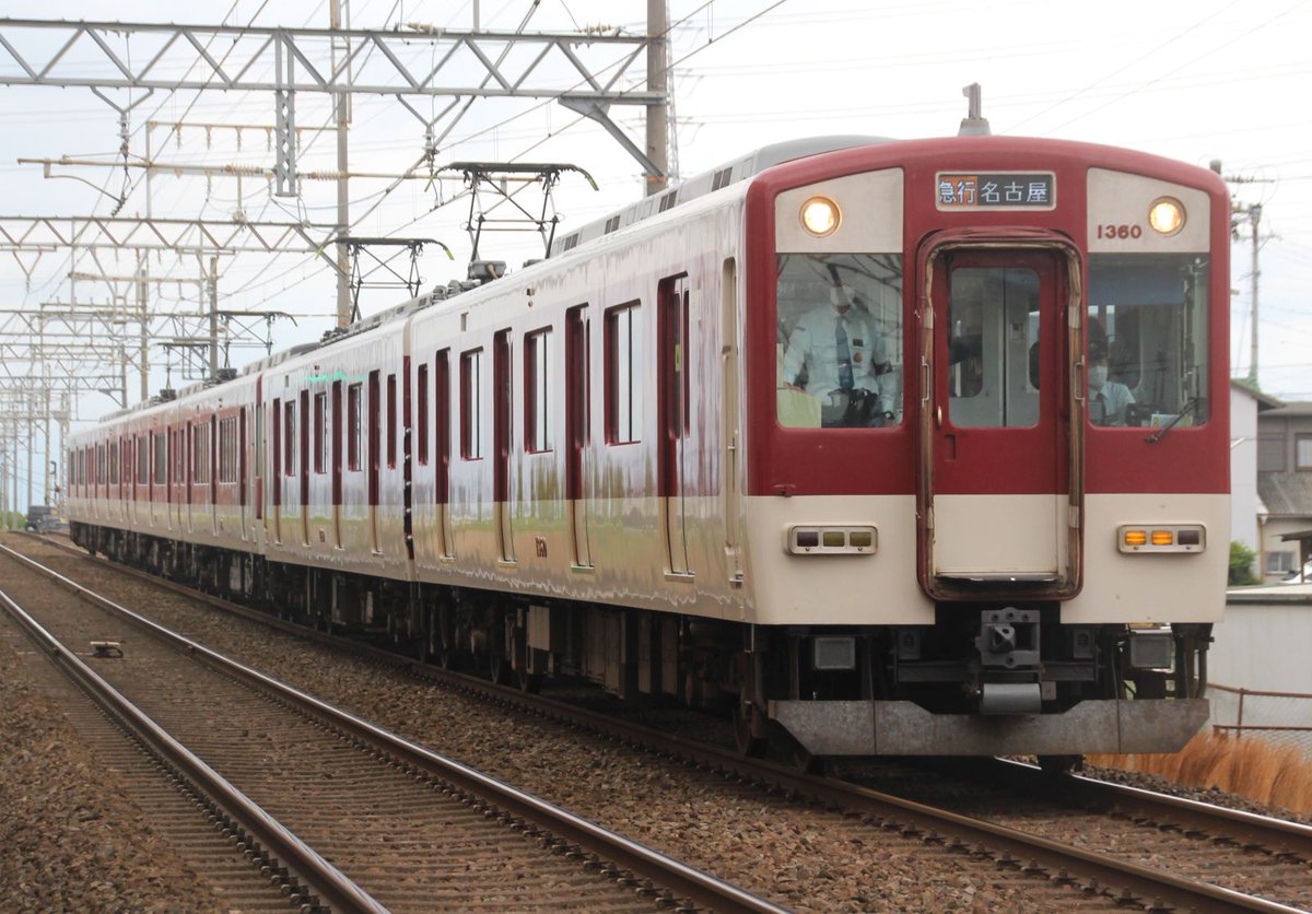 YLc5820's tweet photo. おはようございます🙂軌道検側装置を搭載する関係で大阪方面への入線も度々ある1253系VC60は行先表示器がフルカラーLED化されており、5200系と組んでいる時でもそちらの方に目がいくことも多いです😅🚋🚆
#近鉄 #近鉄電車 #近鉄1253系 #VC60 #行先表示 #フルカラーLED #近鉄5200系 #急行 #近鉄名古屋 https://t.co/CAjbQuTvhD