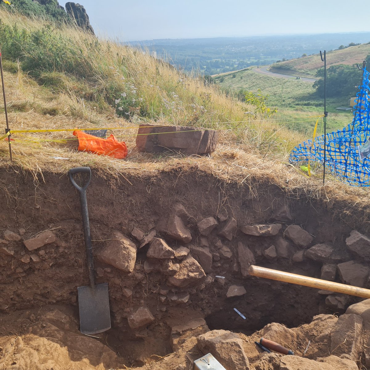 Have you caught up with our final day of digging at Dunsapie #holyroodarchaeology? Read our student blogs about their experience excavating an Iron Age Hillfort! holyroodarchaeology.org/2023/09/13/hol… #HESsupported #scotstratarch #scotlanddigs2023 #parkaeology