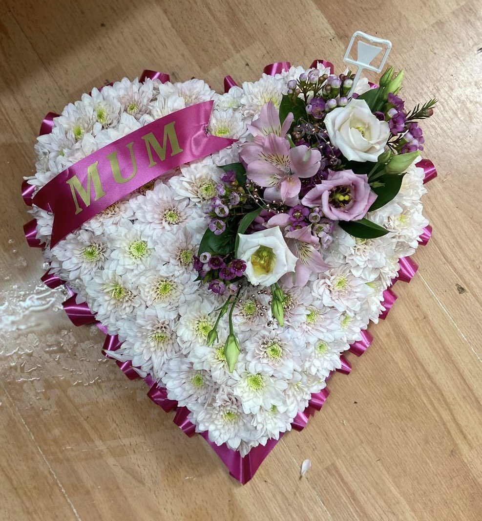 Funeral tribute 💖

#funeraltribute #funeralflowers #heart #flowersformum #colwall #colwallflorist #bloomcartcolwall #malvern #malvernflorist #malvernhillshour