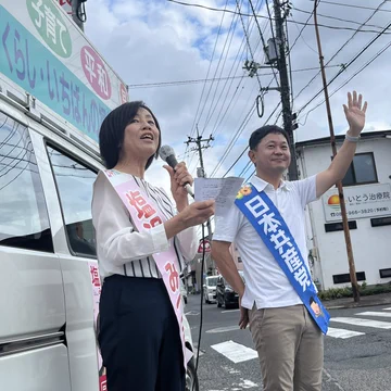 政策と決意を述べる塩沢さん。右隣は大平。