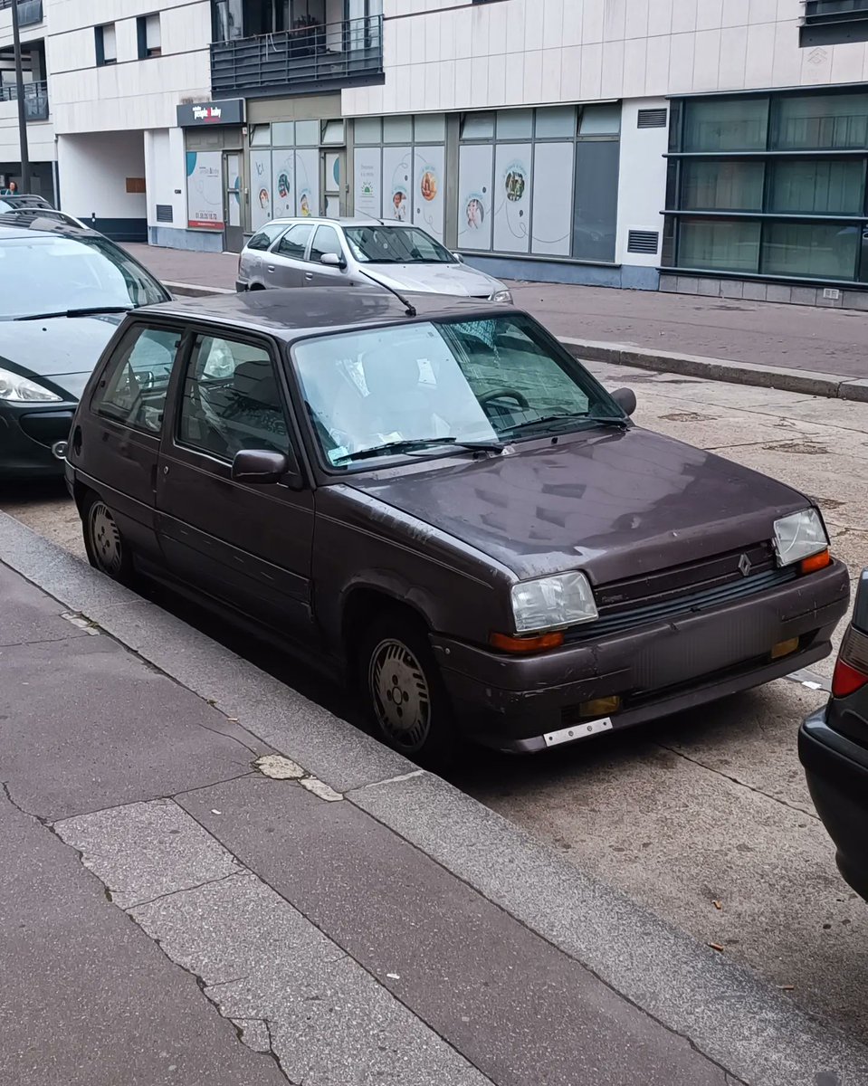 testanddriving's tweet image. En 1984, la Renault 5 tire sa révérence. Elle est remplacée par la Renault Super 5 qui sera produite jusqu'en 1996. Parmi les nombreuses versions et les 3 436 650 exemplaires produits, il y a eu la version Baccara.

@renault_fr @AtelierRenault