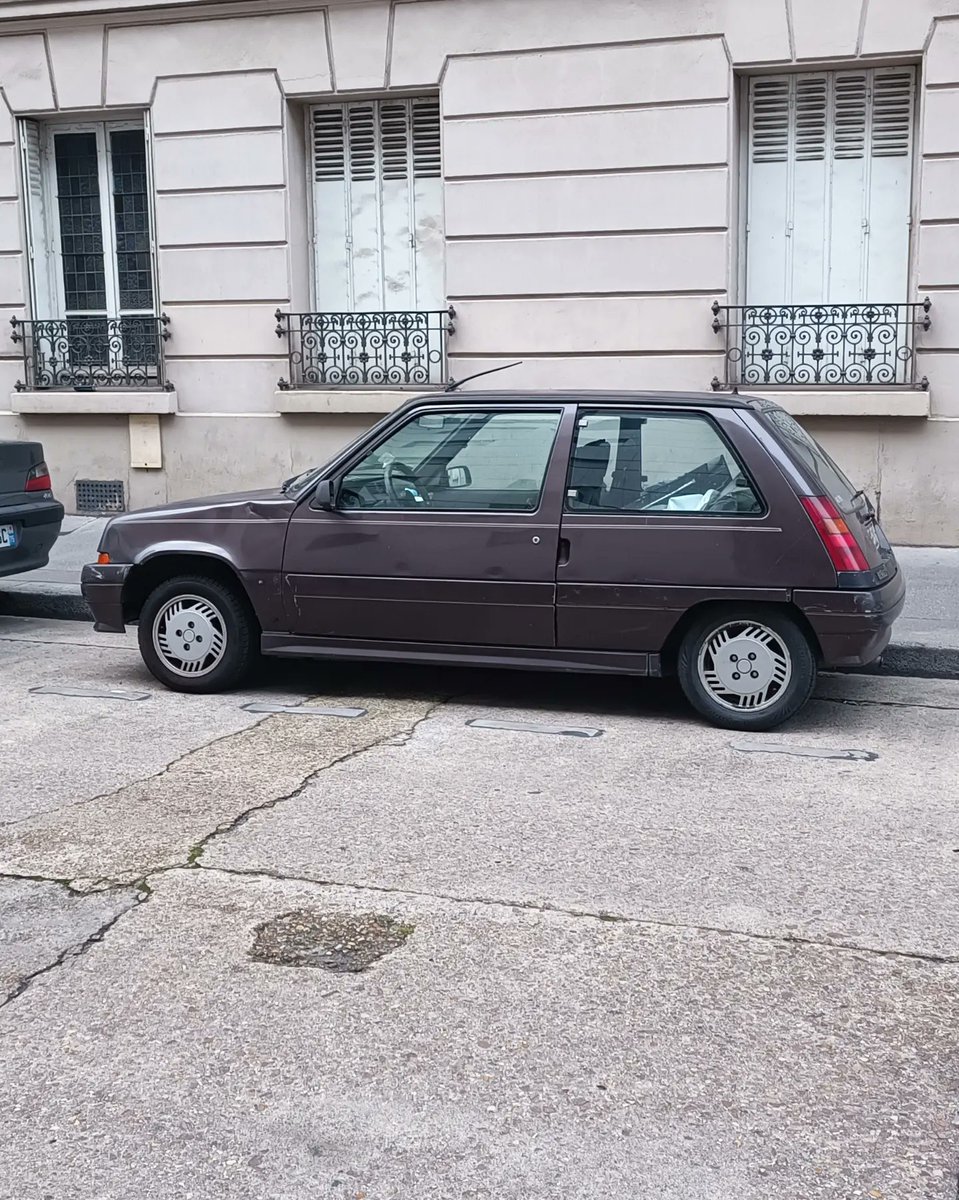 testanddriving's tweet image. En 1984, la Renault 5 tire sa révérence. Elle est remplacée par la Renault Super 5 qui sera produite jusqu'en 1996. Parmi les nombreuses versions et les 3 436 650 exemplaires produits, il y a eu la version Baccara.

@renault_fr @AtelierRenault