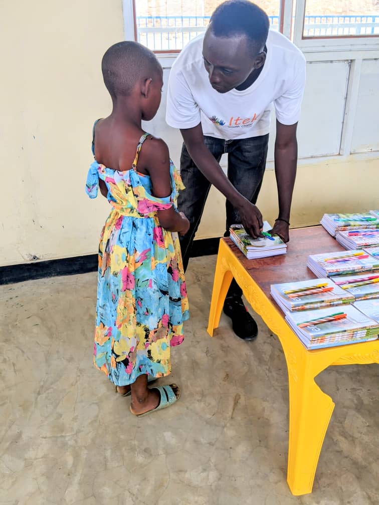 ItekaYouthBdi's tweet photo. CAMPAGNE NDASHOBOYE 2ème édition
26 élèves en vacance du quartier #Kuwinterekwa de la zone #Gihosha ont reçu 8 cahiers et 2 stylos chacun ce samedi 09 septembre grâce à @ItekaYouthBdi
#campangendashoboye #iyoburundi
#Burundi https://t.co/HNq1ll0ViF