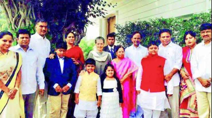 INCTelangana's tweet photo. మాట తప్పడం, మడమ తిప్పడం కేసీఆర్ కుటుంబ డీఎన్ఏలోనే ఉంది.
అబద్ధాలను ప్రచారం చేయడంలో తండ్రిని మించిన తనయుడివి నీవు @KTRBRS.
కేటీఆర్.. నిప్పులాంటి నిజాలను ఏమర్చలేవు.
ఆనాడు పెప్పర్ స్ప్రేలు భరించి, స్పీకర్ గారికి రక్షణగా నిలిచి, నాడు మా ఎంపీలు ప్రాణాలకు తెగించి బిల్లు పాస్ చేయించారు.
మీరు ఆ సమయంలో తెలంగాణ ప్రదాత సోనియాగాంధీ గారి ఆశిస్సులకోసం కుటుంబ సమేతంగా వెళ్లిన రోజును,
నేడు నీ అధికారం మదంతో..
ఈ నిజాన్ని నువ్వు మరచినా..
తెలంగాణ మరువదు.
#AmnesiaPatientKTR