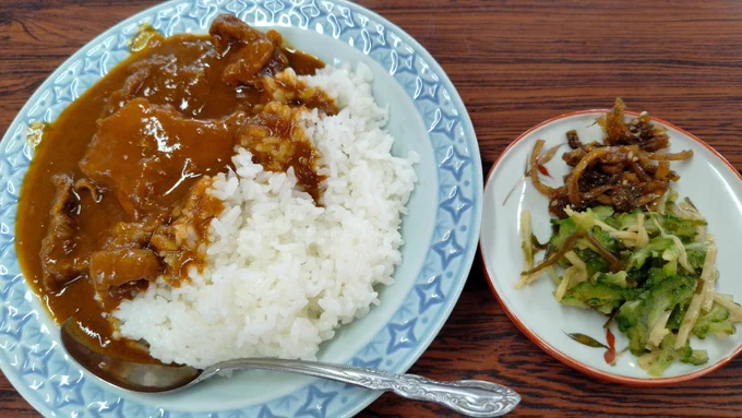 牛すじカレーとゴーヤの和えもの。