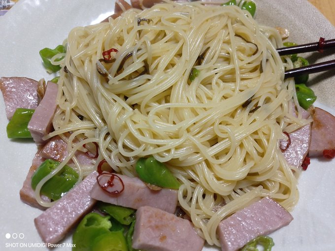 ししとう。緑あるとペペロン映えるなぁ。毎週何かしら野菜買おうかな。 