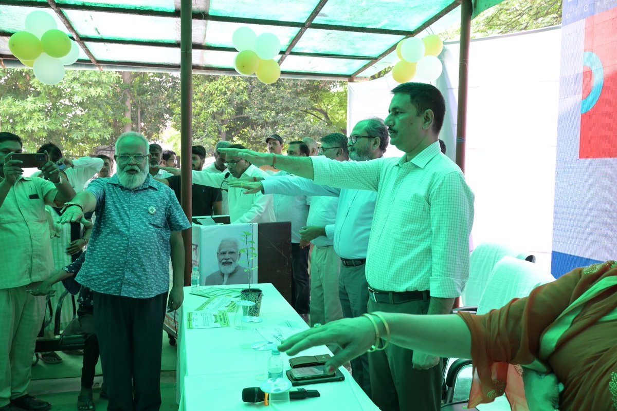 आज दिनांक 13 सितंबर 2023 को महामहिम राष्ट्रपति जी महोदय के उद्घाटन के बाद आयुष्मान भव कार्यक्रम का शुभारंभ जनपद गाजियाबाद में माननीय विधायक श्री नरेंद्र कश्यप जी, जिला पंचायत अध्यक्ष श्रीमती ममता त्यागी जी एवं जिलाधिकारी महोदय के द्वारा DCH में किया गया