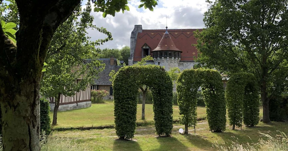 🏰Le Manoir de l'Aumônerie vous accueille en forêt de Roumare, à proximité de Rouen. Il aurait été construit vers 1214 par les Templiers. Il est l’un des rares témoignages de l’architecture civile gothique

🔔alma-heritage.com/domaine-histor…

#manoirdelaumonerie #patrimoine #almaheritage