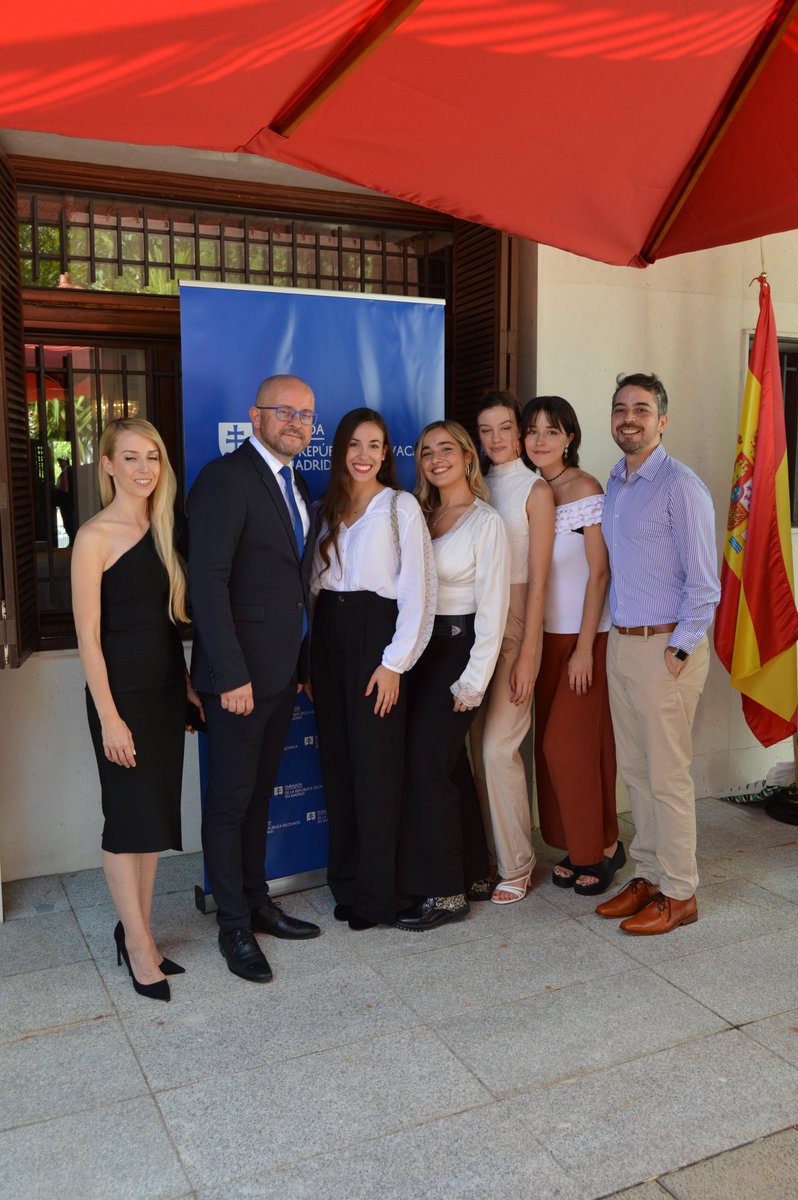 SlovakiainSpain's tweet photo. Recepción con motivo de Día de Constitución 🇸🇰. Embajador agradeció en especial a #NiñasdeHumenné de @teatrolara por excelente interpretación de Himno 🇸🇰.
Gracias a copatrocinadores ⬇️ #Transmesa @ESET_ES
@_Sensoneo_ #FMGGranada. Todos ejemplo de excelente cooperación e/ 🇪🇸🇸🇰 https://t.co/xOOrykS6bq