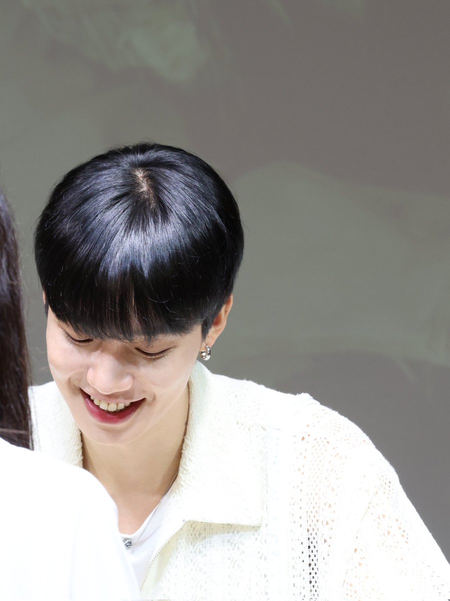 Perfect_ym1225's tweet photo. 영민이가 팬들 얘기 열심히 들어주는 눈빛이 너무 예뻐서 ...
저 다정함에 심장녹죠
(보정 안해도 이쁘죠?)
#임영민 #영민 #LIMYOUNGMIN
#林煐岷 #イムヨンミン #อิมยองมิน 
#ROOM #IN_MY_ROOM https://t.co/zeJSwiB8BC