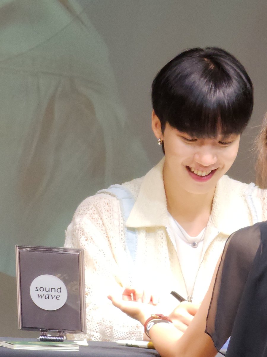 Perfect_ym1225's tweet photo. 영민이가 팬들 얘기 열심히 들어주는 눈빛이 너무 예뻐서 ...
저 다정함에 심장녹죠
(보정 안해도 이쁘죠?)
#임영민 #영민 #LIMYOUNGMIN
#林煐岷 #イムヨンミン #อิมยองมิน 
#ROOM #IN_MY_ROOM https://t.co/zeJSwiB8BC
