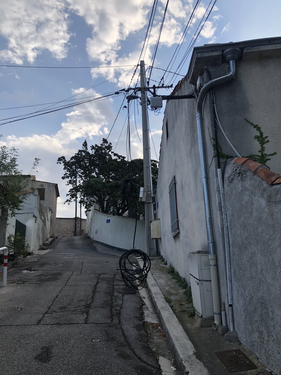 RimK_le_doc's tweet photo. @SFR @Orange_France @marseille toujours pas réglé et le problème s’aggrave… on attend tranquillement un accident grave ?? Tra de Roux 13007… https://t.co/dsKEaZh5t9