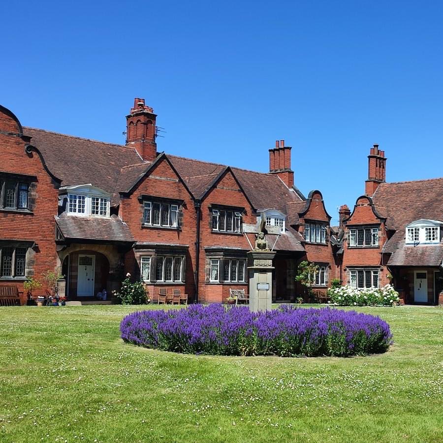 PortSunlight's tweet photo. It's Wednesday which means we're back open to glorious sunshine again! 
Discover the village's extraordinary story at #PortSunlight #Museum, Step back in time inside the Edwardian Worker's Cottage and get #interactive with the science of soap at #SoapWorks
https://t.co/D7Y0FMAJOh https://t.co/aXttG98aKy