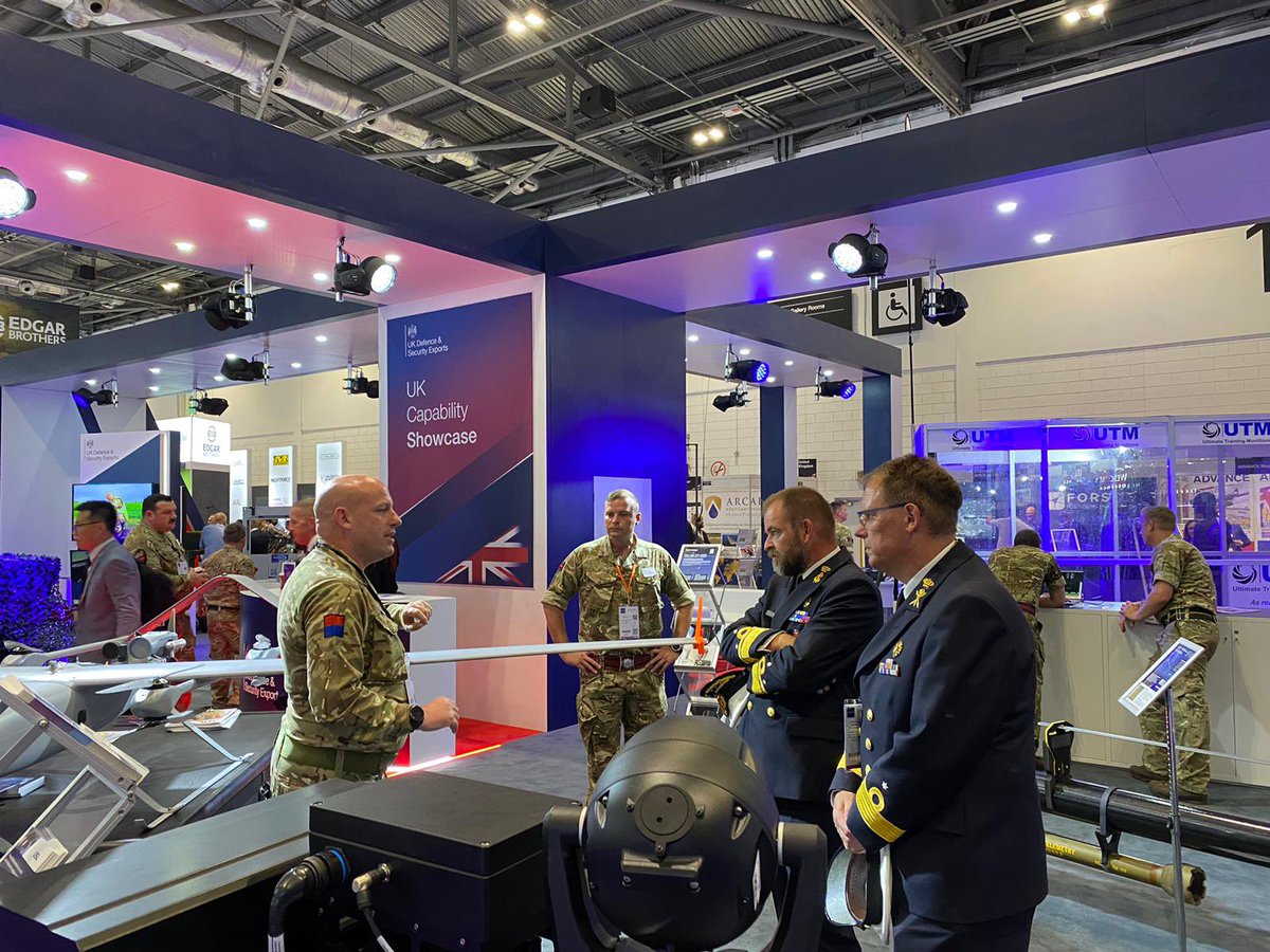 admiraalTas's tweet photo. Op #DSEI23, beurs voor de defensiesector, gesproken met 🇳🇱 en internationale bedrijven/partners over ontwikkelingen op oa materieel gebied. Door meer samen te kopen en te standaardiseren worden we sterker. Goed om ook @DefensieStas aan boord van De Ruyter in Londen te ontvangen. https://t.co/PP4V43GlkK