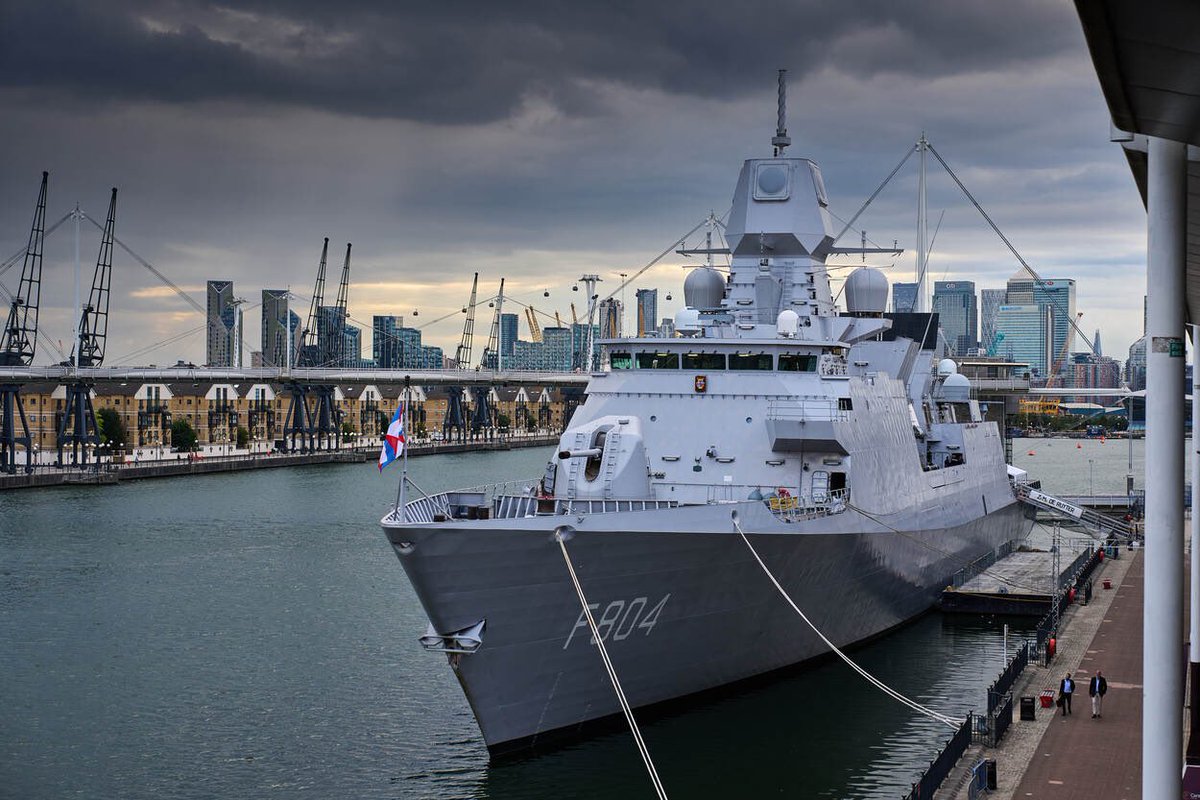 admiraalTas's tweet photo. Op #DSEI23, beurs voor de defensiesector, gesproken met 🇳🇱 en internationale bedrijven/partners over ontwikkelingen op oa materieel gebied. Door meer samen te kopen en te standaardiseren worden we sterker. Goed om ook @DefensieStas aan boord van De Ruyter in Londen te ontvangen. https://t.co/PP4V43GlkK