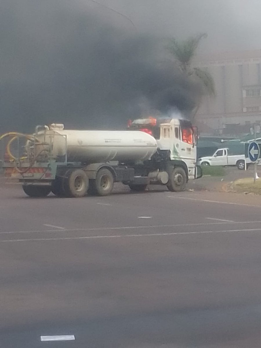 TrafficSA's tweet image. Pretoria - Municipal Workers Strike (Update):   Burning vehicles at multiple locations in the CBD area - HEAVY TRAFFIC  #SAMWU