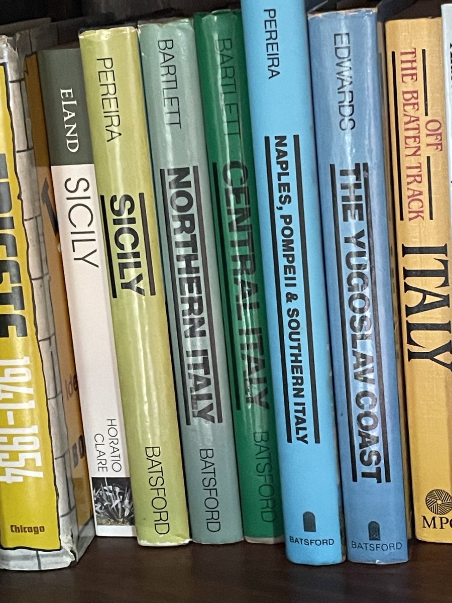 ⁦@batsfordpollyp⁩ ⁦<a href="/BatsfordBooks/">Batsford Books</a>⁩ Just dusting down my travel section to discover several vintage Batsford items.