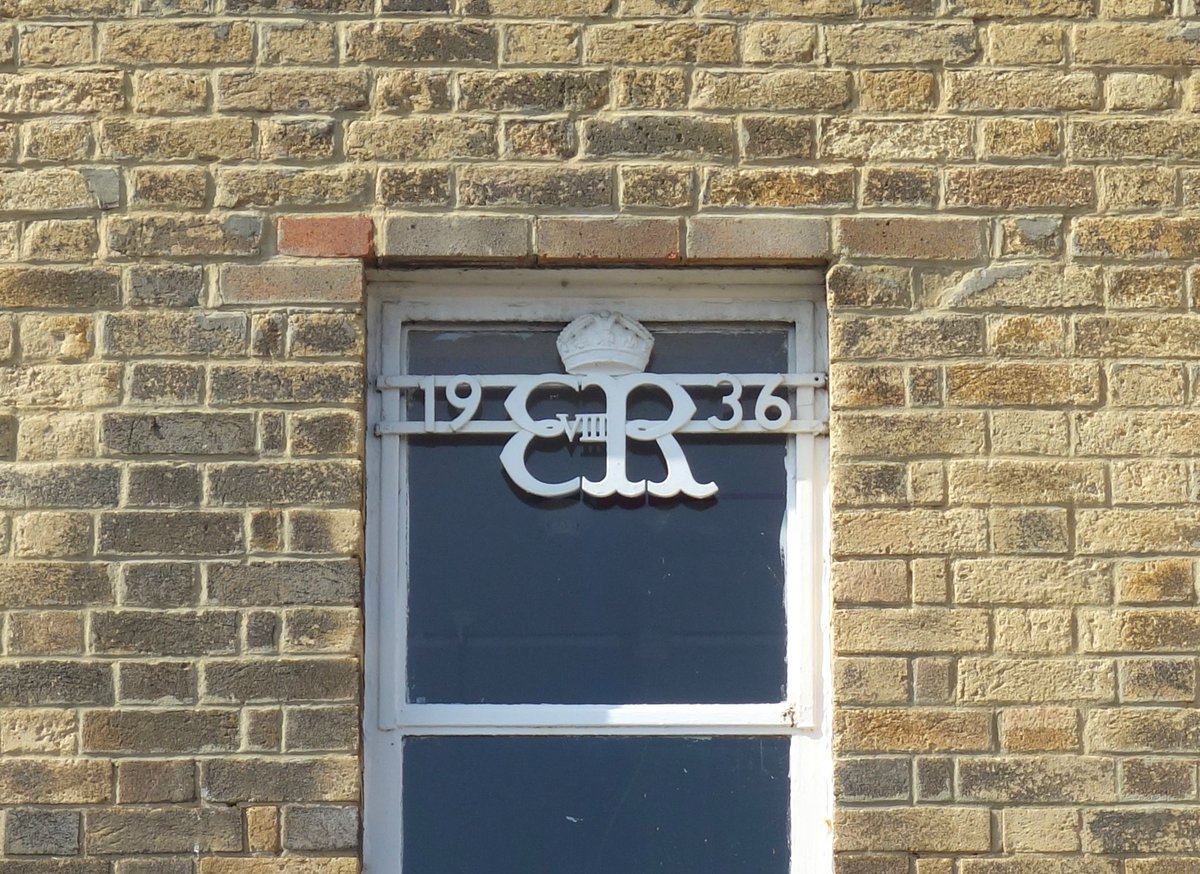 #ChesterLeStreet Post Office is one of only five in the country to bear the insignia of Edward VIII, 'the king who was never crowned.' It was built in 1936,  between Edward's accession to the throne and his abdication. #ArtDeco design, probably by John Haswell, Office of Works.