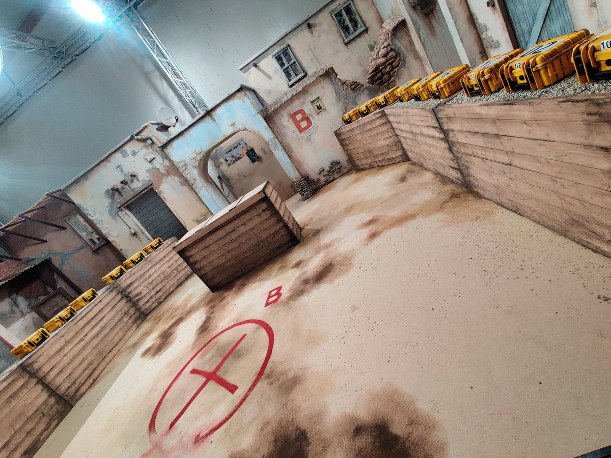 Notre dernière réalisation à ce jour, le décor et accessoires pour <a href="/Cyril_mp4/">Cyril</a> pour sa vidéo CAISSE OPENING dans la VRAIE VIE. 

À votre avis combien de km de bois a été utilisé sur ce projet ? 

#decoryoutube #CSGO #dust2 #csgo2 #decor #decorstream