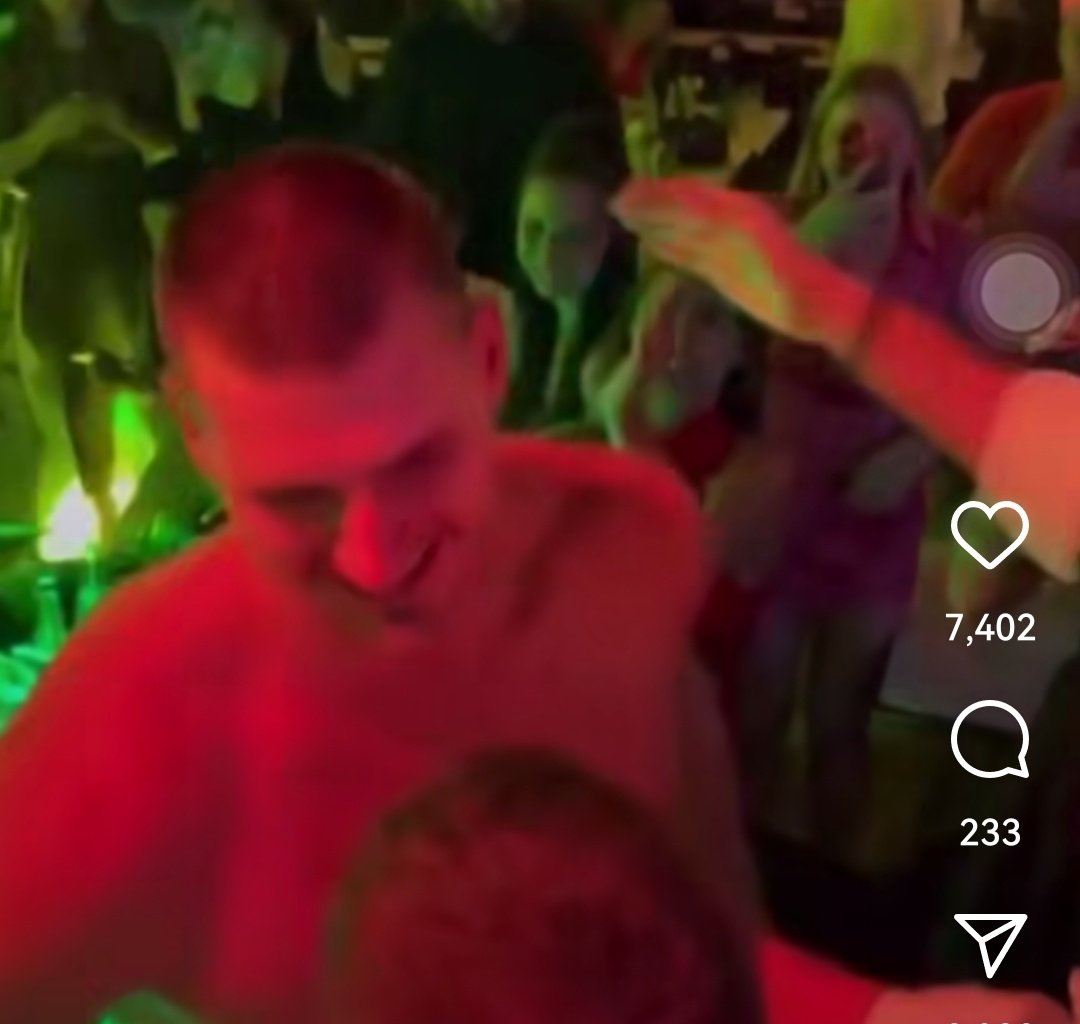 Rekao da ne može da igra košarku, nije pominjao igranje uz narodnjake, za to je uvek spreman 😄