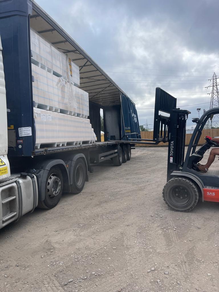 DelkiiEcoBuild's tweet photo. Some more images of our panels being delivered this morning. 4 arctics in total! #DeliveringEcoBuildings 🌎 #ModularBuildings🏠 #GreenBuild ♻️✅ https://t.co/4mGzMYgP1o