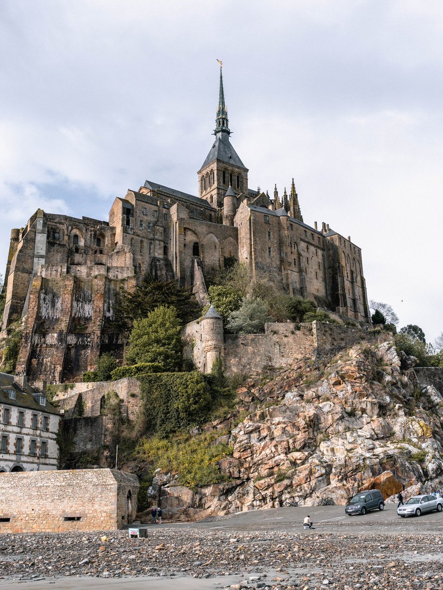 ExplorersFinds's tweet photo. ⛪️ Mont Saint-Michel's abbey has a rich history, dating back to the 8th century. It was once a place of pilgrimage and inspiration for artists. The view from the top is as breathtaking as its history. 📜 #MontSaintMichel #HistoricLandmarks https://t.co/qSRg8mAsI1