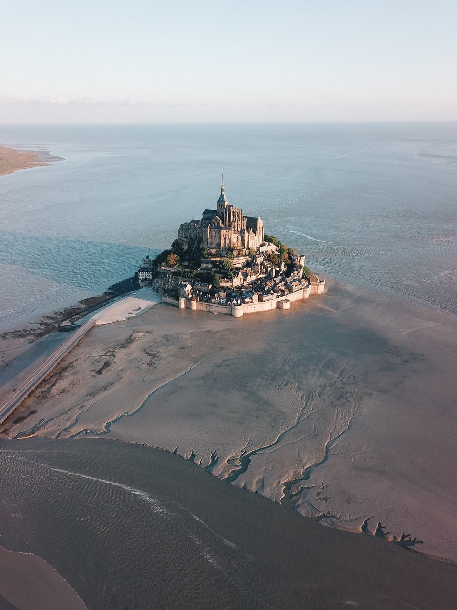 ExplorersFinds's tweet photo. 🌊 The surrounding bay experiences one of the world's most dramatic tidal changes, with water levels rising and falling dramatically. Witnessing the "tides of the century" here is a bucket-list experience! 🌊⚓ #TidalPhenomenon #MustSeeInNormandy https://t.co/cWH65a8Qox