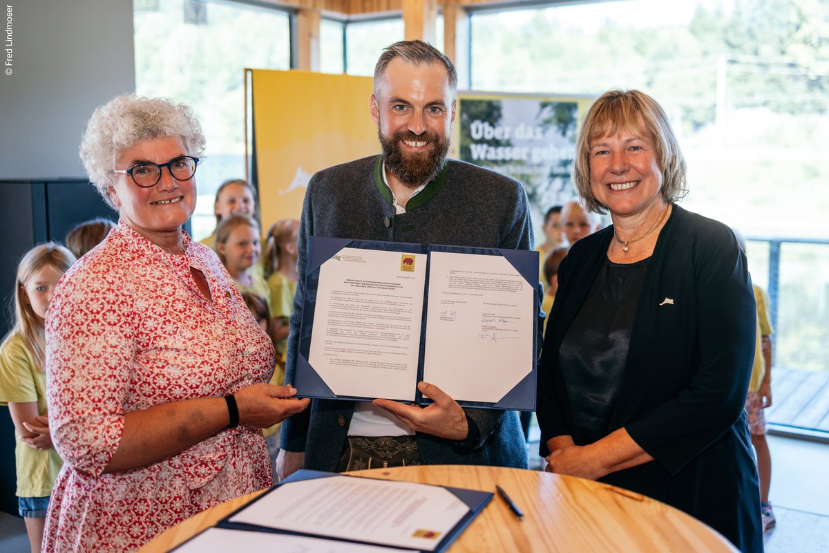 alpconv's tweet photo. 🥳 We are delighted to welcome the Naturpark Ötscher-Tormäuer into the family of #AlpineConvention #Infopoints!
The cooperation agreement was signed in a festive ceremony on Monday 🖊️🤝
ℹ️ Read more about the occasion: https://t.co/EwhbmOHH6D https://t.co/M3cMsWukcZ