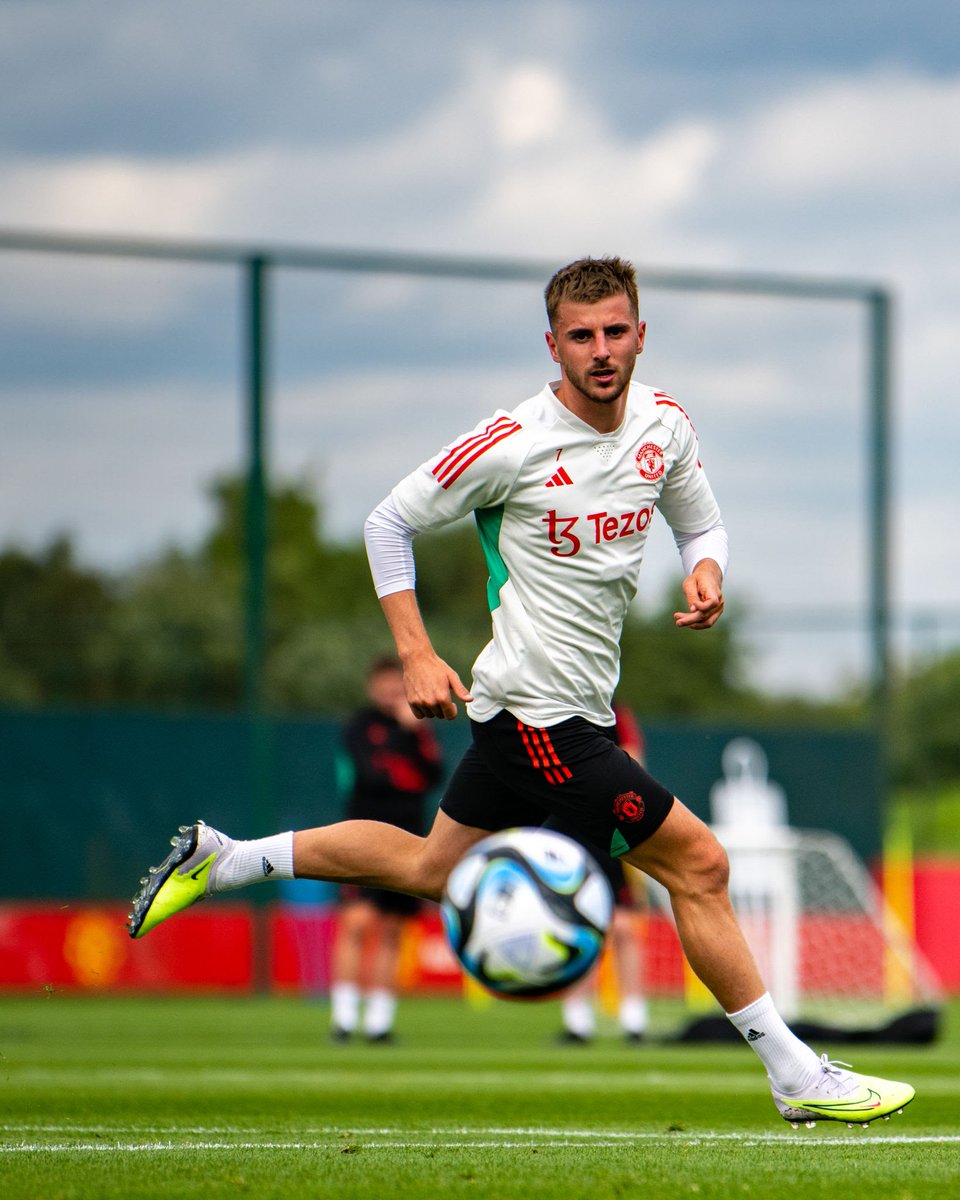 Mainoo_Xtra's tweet photo. 🚨🔴Exclusive News:

Mason Mount is back at full training with Manchester United. Ten Hag will decide if he will be involved in the game against Brighton. 

But the feeling is that he will be as, Bruno will play at the right wing, and Mount at the number 10. 

#MUFC https://t.co/1eMaaemY3Z