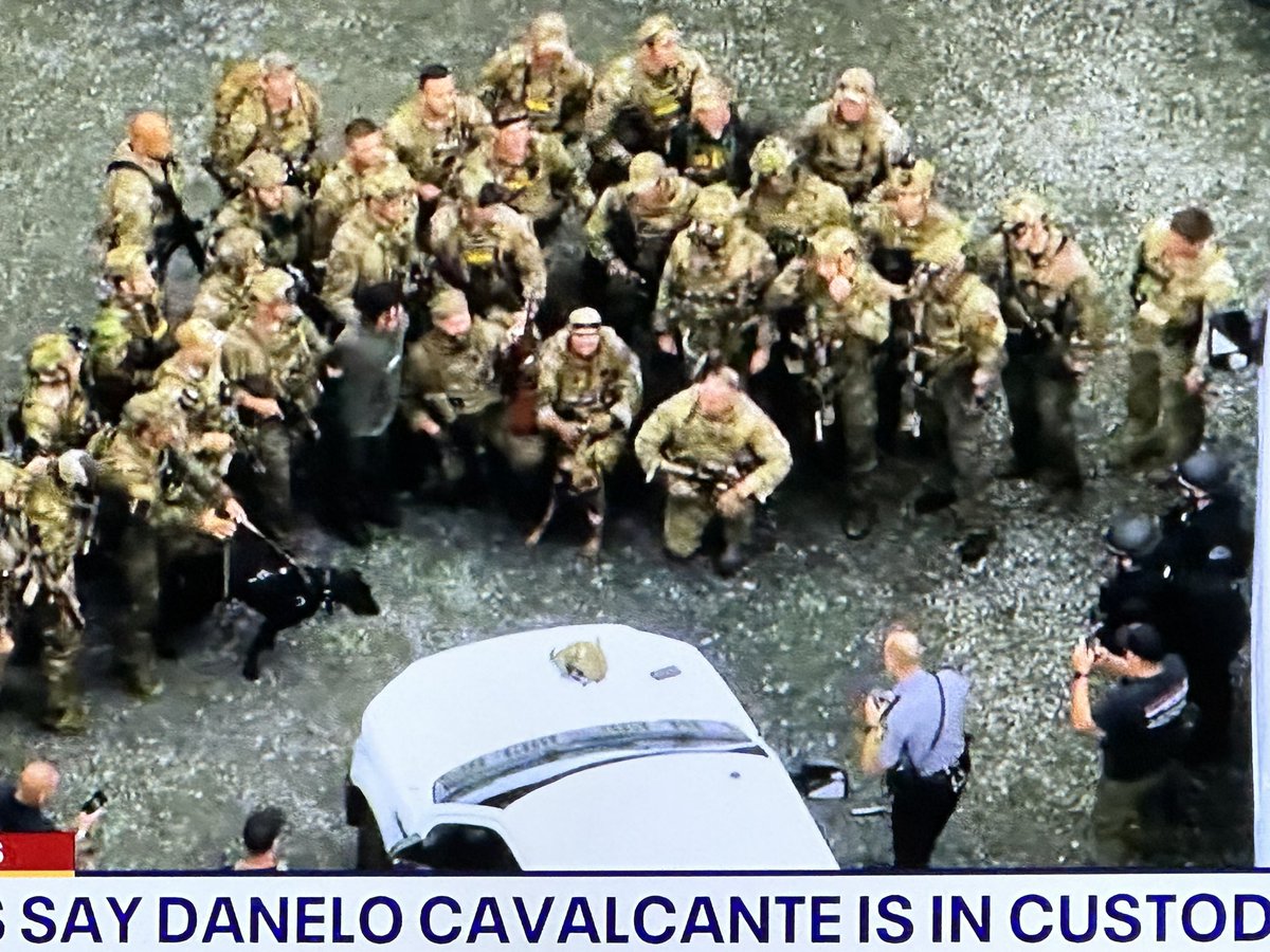 The cops are taking a photo with #DaneloCalvacante. Wtf. Cheeeeesee!