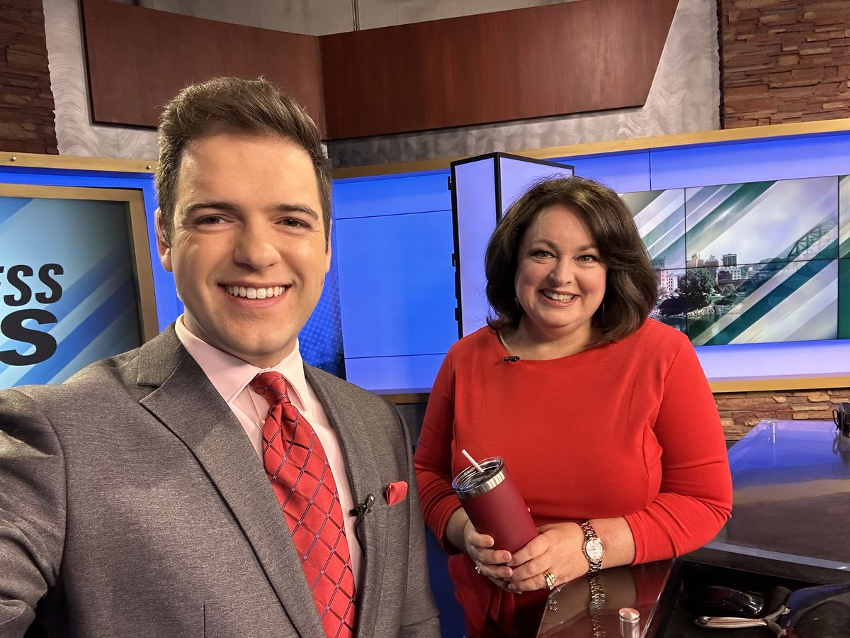JeniferMcWV's tweet photo. On Wednesdays we wear red ❤️ #Wednesdayvibe #WCHSTV https://t.co/MCxHnztocd