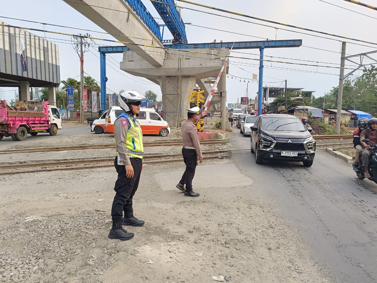 CisaukHumas's tweet photo. Unit Lantas Pimpinan *Iptu Sugiyono, beserta anggota Briptu Erlangga melaksanakan pengaturan lalin antisipasi Kemacetan jam rawan macet/jam pulang anak sekolah dan pulang kerja situasi lalin ramai lancar kondusif. 
Rabu 13/09/23
#kapolrestangerangselatan
#faisalfebrianto https://t.co/0YLhDcOeFQ