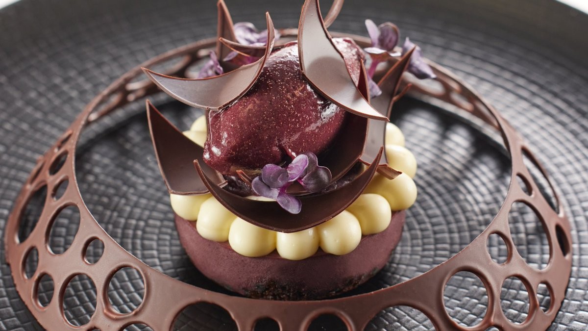Acai, Olive &amp; Cocoa Plated Dessert with Sakura Cress by Thibault Marchand - Les vergers Boiron 😋 koppertcress.com/nl/recepten/ac…