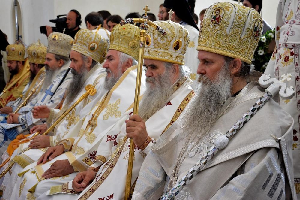 Манипулација осећањима људи и поделе на страдалној теми. 

НИКО на достојном обележавању и чувању сећања на страдање у НДХ, није учинио колико владика славонски Јован.

Зато га нападају али не само зато. 

Циљају комплетну СПЦ, као једину институцију која може да окупи народ.