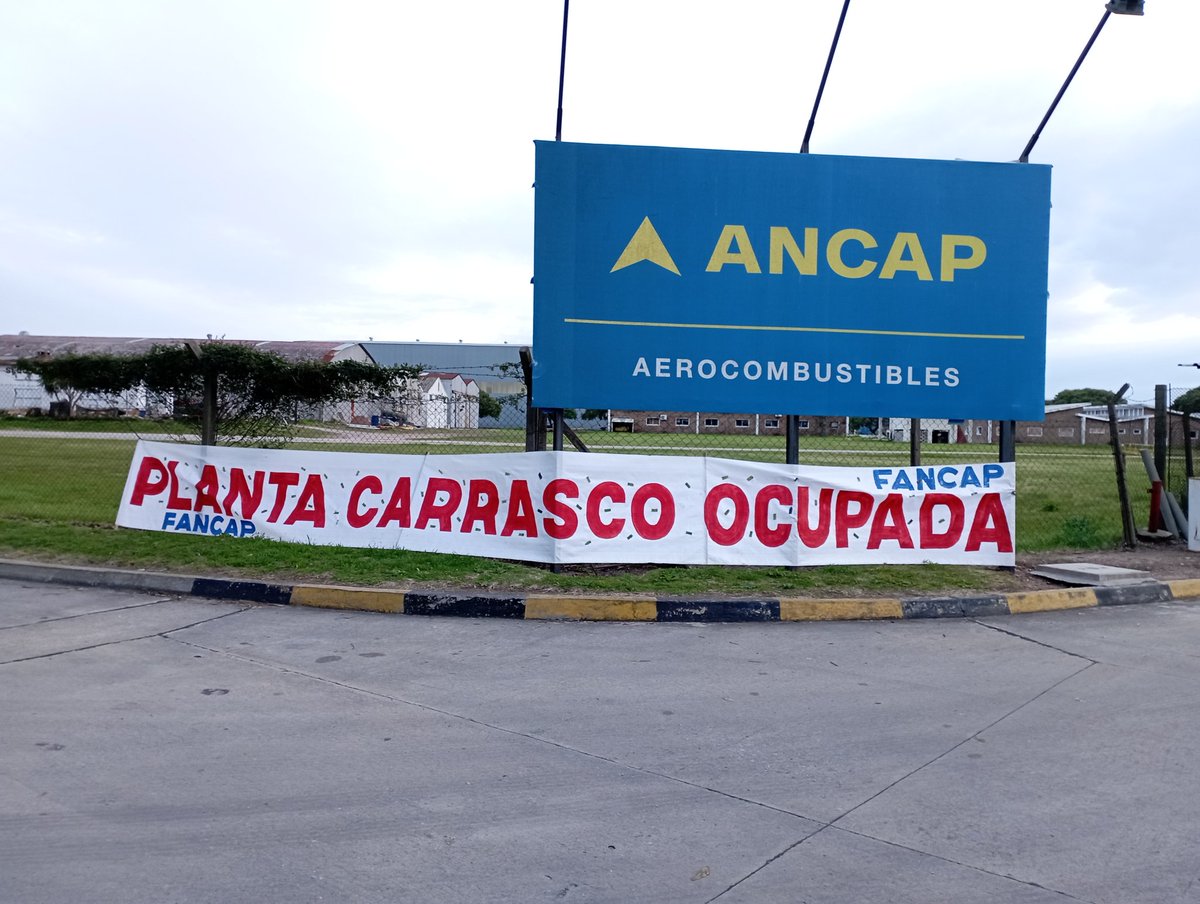 FederacionANCAP's tweet photo. 📣 AHORA 📣 Planta Carrasco de Aerocombustibles OCUPADA 💪🏼
⏩CONTRA TODAS LAS PRIVATIZACIONES‼️
⏩ANCAP ESTATAL Y PÚBLICA ‼️ https://t.co/DjN7CLEw7u