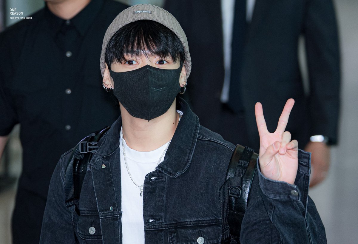 ONE_REASON_JK's tweet photo. 230912 브이 요정 ✌🏻 

#JUNGKOOK #정국 #JungKook_Seven @BTS_twt https://t.co/jMAZ4ii5IW