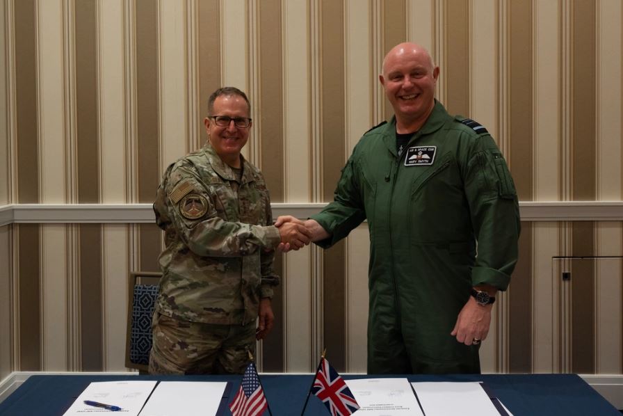 RoyalAirForce's tweet photo. The RAF has signed a landmark Vision Statement with the @usairforce, which will reshape the future of joint air combat operations.
Full story 👉 https://t.co/f7lTPxZ6Hj https://t.co/OmItnb58GM