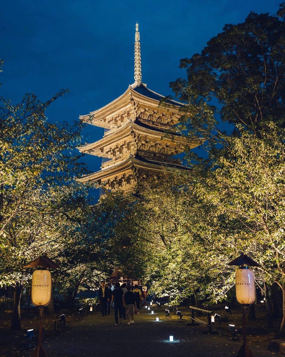MIYAVI_OFFICIAL's tweet photo. MBS OTO BUTAI 2023 at TOJI Temple in Kyoto.

In this memorable year, marking 1,200 years since Kobo Daishi Kukai started spreading the Shingon sect from here at TOJI Temple in Kyoto, we delivered prayers for peace to the world through music.

Thank you everyone for coming. I learned so much from the many amazing artists. As a musician, as a performer, I was compelled to continue striving for improvement as well.

OTO BUTAI 2023, created by everyone giving their all, harmonizing with each other, will be broadcast on November 12th. Please be sure to watch it.

MBS音舞台2023 at 東寺
がっつりROCKさせていただきました

なんか勝手にやりきった感があって燃え尽きてたのと、ずっと余韻が残ったままその中で帰京してからリハーサルやミーティングで忙殺されてたのもあって今頃ポストになりました。

ここ京都・東寺にて弘法大師空海様が真言宗を立教改宗して１２００年という記念すべきこの年に、音楽を通じて平和への祈りを世界に届ける。

これほどまでにアーティストとして自分の存在意義を考えさせられた機会はここ最近なかったかもしれません。

西本さんはじめ、上野くん、ナターシャさん、笛田さん、大石さん、オーケストラや合唱団のみなさん、素晴らしい共演者と共に作りあげた音舞台。

その中で僕は、あきらかに異端でした。

どこまでやっていいんだろうか
どう存在すればいいんだろうか

一日目のゲネプロという名のテスト本番を経てからも実はずっと迷い、考えていました。

本番当日を迎え、東寺の三浦執事長より

「これまでの音舞台の歴史からすると確かにMIYAVIさんは異端かもしれません。ですが、異端も受け入れ調和を図るのが空海様が作られた曼荼羅の考えであり、それこそが真の和の世界であります」

というお言葉をいただき、そこではじめて「ああ、僕はここにロックアーティストとして存在していいんだ」と思うことができ、東寺という特別な場所からいただいた高い波動のまま本番を迎えることができました。

今回の公演を通じて素晴らしいアーティストのみなさんからも色んなものを学ばせていただきました（両日共に７年ぶりの快晴！）表現者として、演者としてまだまだ精進していきたい、心からそう思わされました。

みんなで出し切ってぶつかり合って作り上げた音舞台２０２３。

１１月１２日放送です。

是非、ご覧ください。

🙏🏻

#Repost @otobutai

東寺音舞台、本日9/9(土) 19:00 開演 

「東洋と西洋の出会い」をテーマに
1989年に始まったコンサートイベント「音舞台」。

日本屈指の名刹に“舞台”を設え、
これまで国内外の190組を超えるアーティストが集まり、夢の舞台へ心をつないできました。

そして今年、舞台は東寺へ。

国内外から素晴らしいアーティストが東寺に集います。

世界へ日本文化を発信し続けるサムライ・ギタリスト、MIYAVI。若手管楽器奏者の中心的存在のサクソフォン奏者、上野耕平。日本のオペラ界の実力派テノール、笛田博昭。ウクライナ出身で母国の民族楽器バンドゥーラを演奏する歌手、ナターシャ・グジー。元ハンブルクバレエ団ソリスト、振付師としても世界で活躍する、大石裕香。指揮者、西本智実。

今夜、開演です。お楽しみに。

Artists:
Miyavi(Guitarist) @miyavi_ishihara 
Kohei Ueno（Saxophonist) @koheiueno_sax 
Hiroaki Fueda（Tenor）@tenorfueda
Nataliya Gudziy (Vocalist, Bandura player) @nataliya_gudziy 
Yuka Oishi（Ballet Dancer）@yukao_ishi
Tomomi Nishimoto（Artistic Director, Conductor）

Photo:
Discovery go @discoverygo_inc 
Kazuya Sudo @sudokazuya