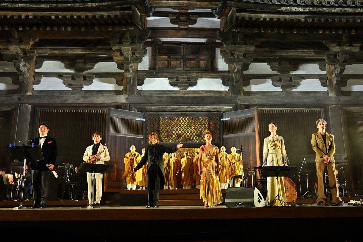 MIYAVI_OFFICIAL's tweet photo. MBS OTO BUTAI 2023 at TOJI Temple in Kyoto.

In this memorable year, marking 1,200 years since Kobo Daishi Kukai started spreading the Shingon sect from here at TOJI Temple in Kyoto, we delivered prayers for peace to the world through music.

Thank you everyone for coming. I learned so much from the many amazing artists. As a musician, as a performer, I was compelled to continue striving for improvement as well.

OTO BUTAI 2023, created by everyone giving their all, harmonizing with each other, will be broadcast on November 12th. Please be sure to watch it.

MBS音舞台2023 at 東寺
がっつりROCKさせていただきました

なんか勝手にやりきった感があって燃え尽きてたのと、ずっと余韻が残ったままその中で帰京してからリハーサルやミーティングで忙殺されてたのもあって今頃ポストになりました。

ここ京都・東寺にて弘法大師空海様が真言宗を立教改宗して１２００年という記念すべきこの年に、音楽を通じて平和への祈りを世界に届ける。

これほどまでにアーティストとして自分の存在意義を考えさせられた機会はここ最近なかったかもしれません。

西本さんはじめ、上野くん、ナターシャさん、笛田さん、大石さん、オーケストラや合唱団のみなさん、素晴らしい共演者と共に作りあげた音舞台。

その中で僕は、あきらかに異端でした。

どこまでやっていいんだろうか
どう存在すればいいんだろうか

一日目のゲネプロという名のテスト本番を経てからも実はずっと迷い、考えていました。

本番当日を迎え、東寺の三浦執事長より

「これまでの音舞台の歴史からすると確かにMIYAVIさんは異端かもしれません。ですが、異端も受け入れ調和を図るのが空海様が作られた曼荼羅の考えであり、それこそが真の和の世界であります」

というお言葉をいただき、そこではじめて「ああ、僕はここにロックアーティストとして存在していいんだ」と思うことができ、東寺という特別な場所からいただいた高い波動のまま本番を迎えることができました。

今回の公演を通じて素晴らしいアーティストのみなさんからも色んなものを学ばせていただきました（両日共に７年ぶりの快晴！）表現者として、演者としてまだまだ精進していきたい、心からそう思わされました。

みんなで出し切ってぶつかり合って作り上げた音舞台２０２３。

１１月１２日放送です。

是非、ご覧ください。

🙏🏻

#Repost @otobutai

東寺音舞台、本日9/9(土) 19:00 開演 

「東洋と西洋の出会い」をテーマに
1989年に始まったコンサートイベント「音舞台」。

日本屈指の名刹に“舞台”を設え、
これまで国内外の190組を超えるアーティストが集まり、夢の舞台へ心をつないできました。

そして今年、舞台は東寺へ。

国内外から素晴らしいアーティストが東寺に集います。

世界へ日本文化を発信し続けるサムライ・ギタリスト、MIYAVI。若手管楽器奏者の中心的存在のサクソフォン奏者、上野耕平。日本のオペラ界の実力派テノール、笛田博昭。ウクライナ出身で母国の民族楽器バンドゥーラを演奏する歌手、ナターシャ・グジー。元ハンブルクバレエ団ソリスト、振付師としても世界で活躍する、大石裕香。指揮者、西本智実。

今夜、開演です。お楽しみに。

Artists:
Miyavi(Guitarist) @miyavi_ishihara 
Kohei Ueno（Saxophonist) @koheiueno_sax 
Hiroaki Fueda（Tenor）@tenorfueda
Nataliya Gudziy (Vocalist, Bandura player) @nataliya_gudziy 
Yuka Oishi（Ballet Dancer）@yukao_ishi
Tomomi Nishimoto（Artistic Director, Conductor）

Photo:
Discovery go @discoverygo_inc 
Kazuya Sudo @sudokazuya