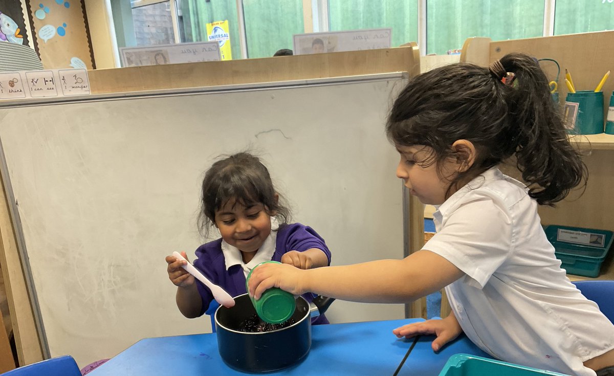 On Monday we found some blackberries in the garden. We were so excited to pick them and to show them to our friends. We then decided what to make with the berries and we decided to make jam! 🥣📚⭐️ #eyfs #exploring