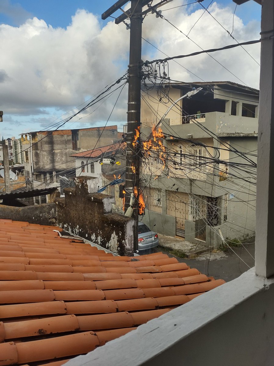 jaderlourenco's tweet photo. @neoenergiaba um exemplo em manutenção https://t.co/aIgVb0jXXh