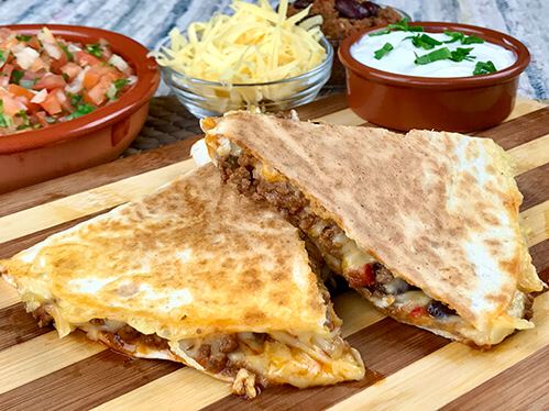 SaborCulinario's tweet photo. ⏲️🧑🍳¡Hoy traemos nueva receta: Quesadillas Mexicanas! Un clásico lleno de sabor para 4 personas. Acompáñanos a preparar este platillo delicioso paso a paso. ¡Vamos a la cocina! 👇 https://t.co/J6iqw1Lsto